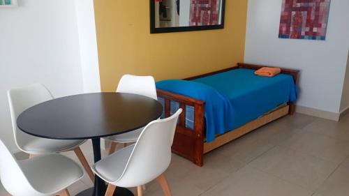a small room with a table and chairs and a bed at Palermo Quenns - Apartament Premiun in Buenos Aires