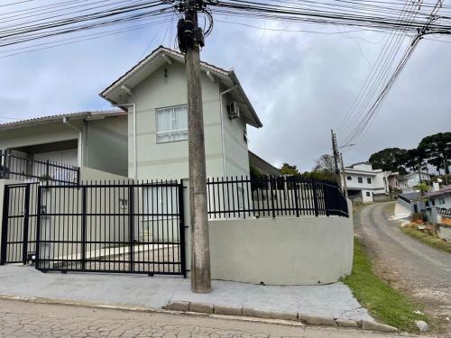 ein Haus mit einem Tor und einem Pfosten in der Unterkunft São Bento Prime in São Bento do Sul