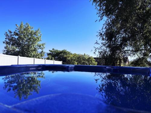 uma piscina de água com cerca e árvores em Lighthouse Basement Guest Suite em Provo