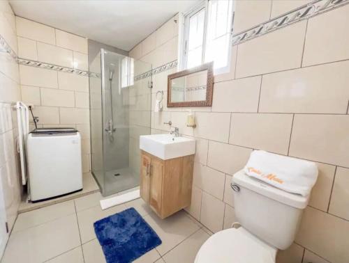 Et badeværelse på Fully Equipped New 2br Aptdt2mins To The Beach