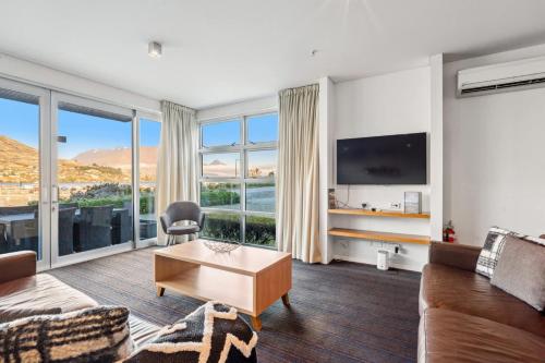 Μια τηλεόραση ή/και κέντρο ψυχαγωγίας στο Marina Views Lakeside Stay in Queenstown