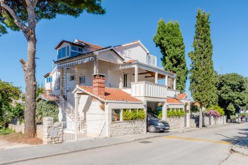 Apartments by the sea Mirca, Brac - 5613