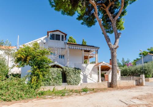 Apartments by the sea Mirca, Brac - 5613