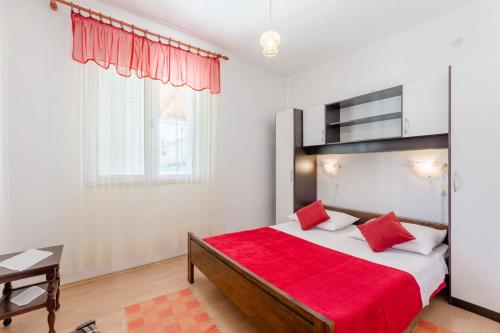 Apartments by the sea Mirca, Brac - 5613