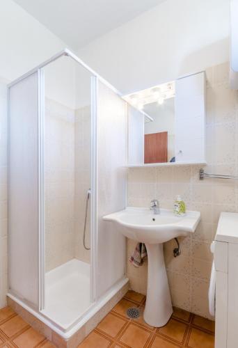Apartments by the sea Mirca, Brac - 5613