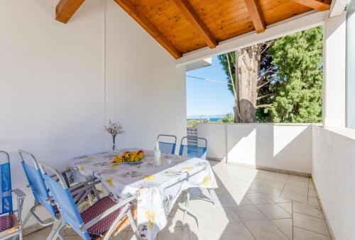 Apartments by the sea Mirca, Brac - 5613