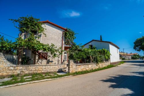 Apartments with parking space Krnica, Marcana - 7358