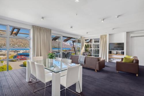 Un lugar para sentarse en Beautiful Lakefront 2 Bedroom Marina Apartment 203