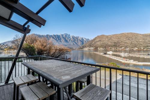 弗兰克顿Family-Friendly 3BR Marina Views & Space的河景阳台的野餐桌