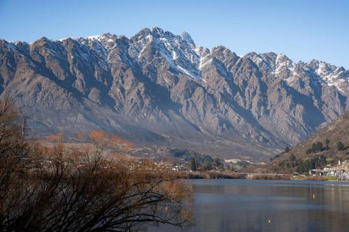 弗兰克顿Family-Friendly 3BR Marina Views & Space的享有带雪覆盖山脉的湖泊的山景