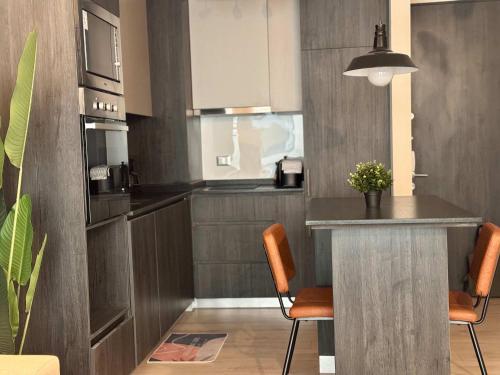 a kitchen with a counter and some chairs in it at Nuevo y Comodo excelente ubicacion in Santiago