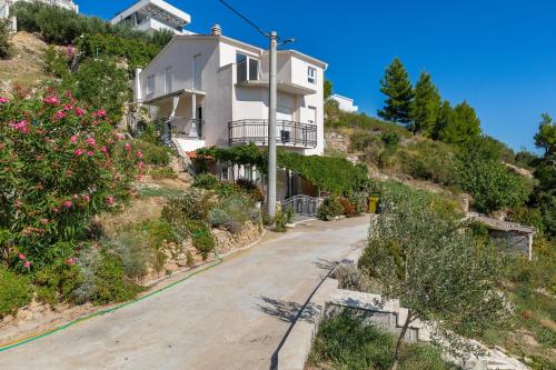 Apartments with parking space Zavode, Omis - 12075