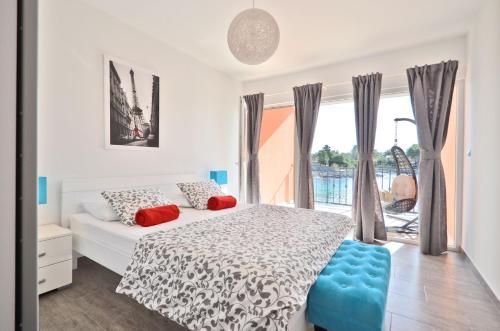 une chambre blanche avec un lit et une fenêtre dans l'établissement Apartments by the sea Prizba, Korcula - 14499, à Prižba
