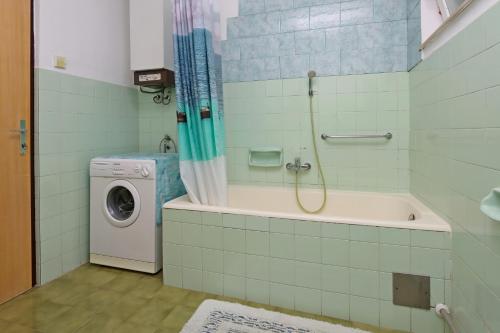 ein Badezimmer mit Waschmaschine und Waschmaschine in der Unterkunft Apartments with parking space Klenovica, Novi Vinodolski - 20174 in Klenovica