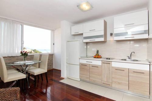 Apartments with parking space Split - 2196