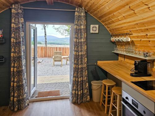 Una cocina con una puerta que da a un patio. en Gallowhill Kirkside - Uk46515, en Newmill