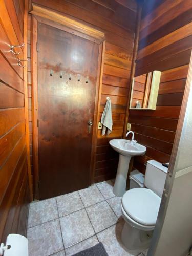 Koupelna v ubytování Quartos em Casa de Madeira no Alto da Serra - PetFriendly