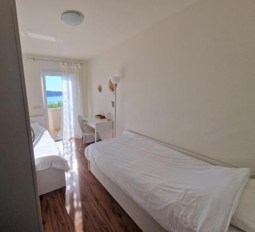 Apartments by the sea Barbat, Rab - 11797