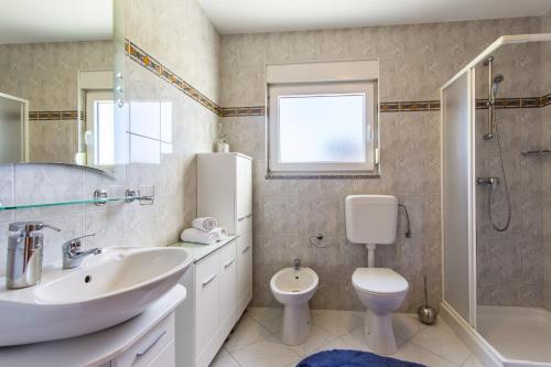 Koupelna v ubytování Apartments with parking space Valbandon, Fazana - 16261