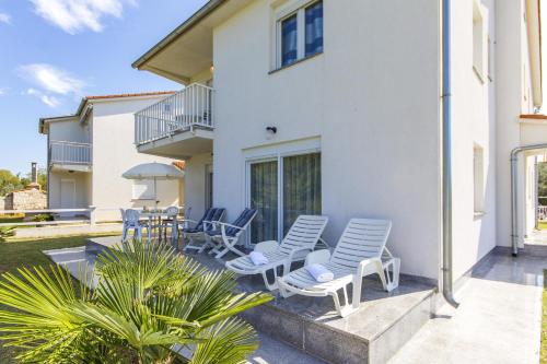 Apartments with parking space Valbandon, Fazana - 16261