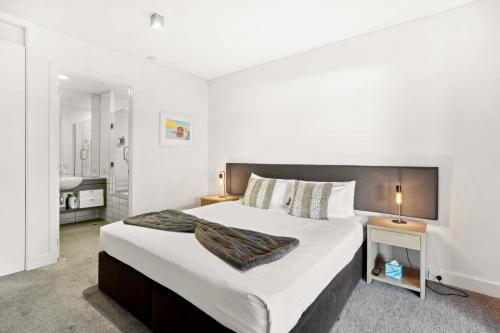 Una cama o camas en una habitación de Fabulous Lakeside Marina 2 Bedroom