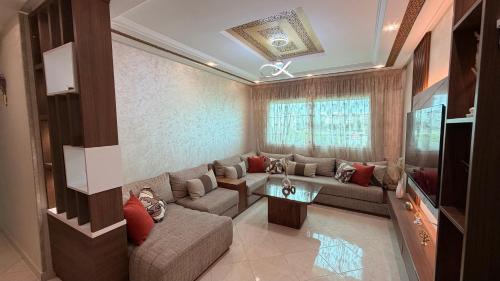 a living room with a couch and a tv at Apartamento moderno con wifi y parking gratis in Tangier