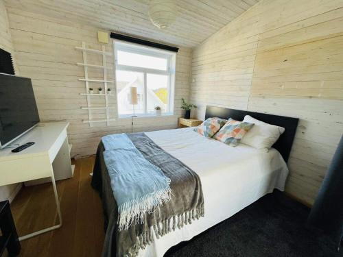 Ένα ή περισσότερα κρεβάτια σε δωμάτιο στο Seaside House in Sandvik with Pool