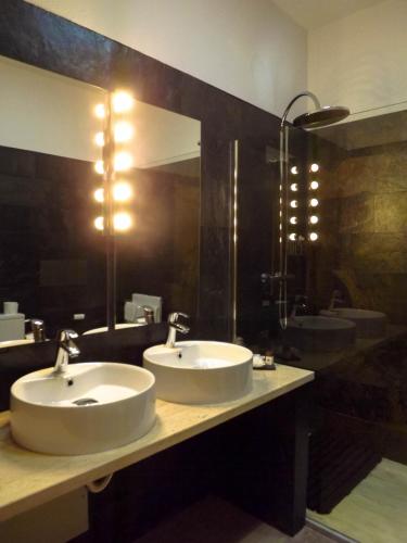 a bathroom with two sinks and a large mirror at DH Country House in Évora