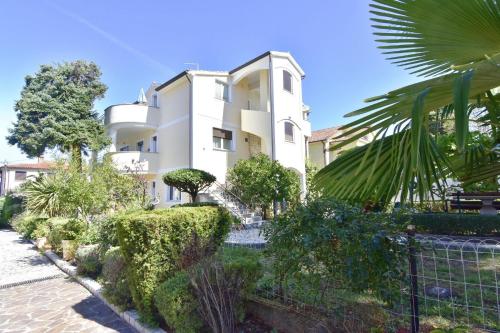 Apartments with a parking space Umag - 20421