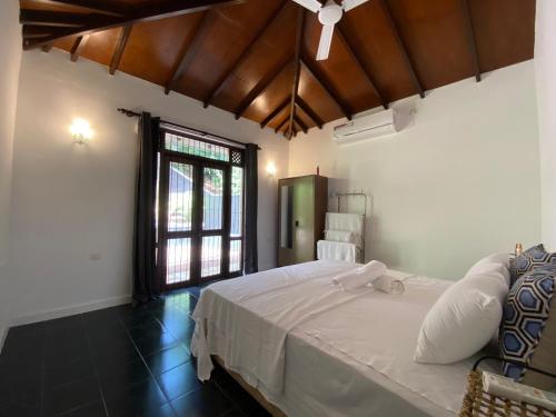 a bedroom with a large bed and a window at Villa Red, Battaramulla in Sri Jayewardenepura Kotte
