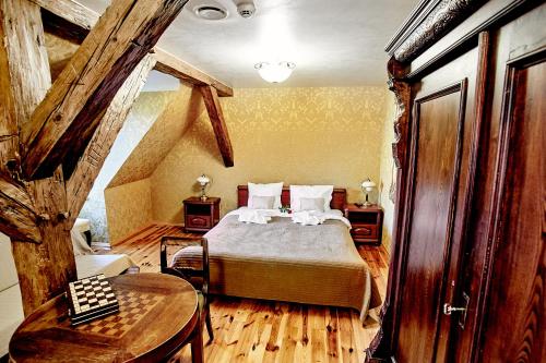 Un pat sau paturi într-o cameră la Pałac Bażantarnia