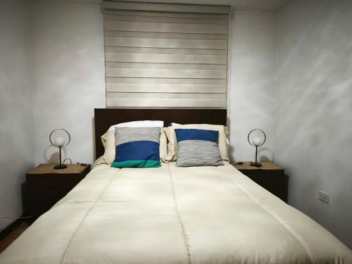 Ένα ή περισσότερα κρεβάτια σε δωμάτιο στο Comfortable Suite -San Blas near Basilica of Quito