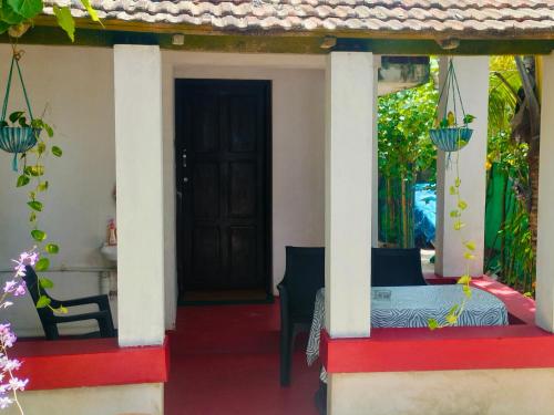 a guest house with a bed on the front porch at Marari stella vich villa Homestay in Turavūr