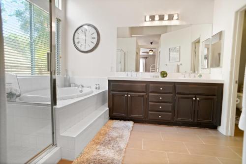 Ένα μπάνιο στο Family-Friendly Home in Upscale Neighborhood