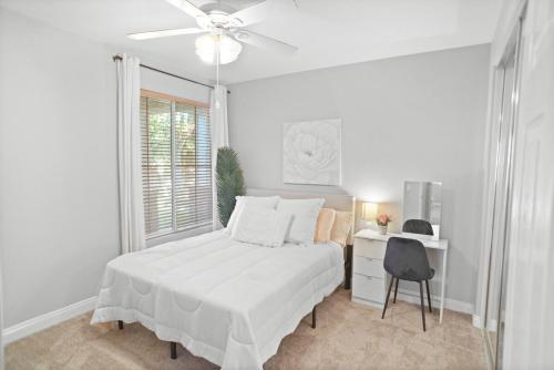 Ένα ή περισσότερα κρεβάτια σε δωμάτιο στο Family-Friendly Home in Upscale Neighborhood