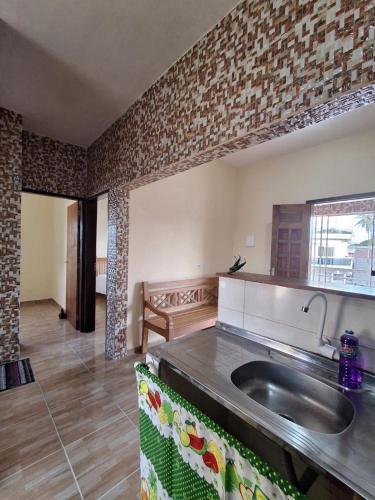 eine Küche mit einem Waschbecken im Zimmer in der Unterkunft Casa aconchegante em Nossa Senhora do Ó, Porto de Galinhas!!! in Ipojuca