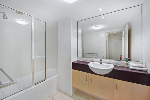 Et badeværelse på Coolum Terrace Retreat, Beach, Cafes, Shops