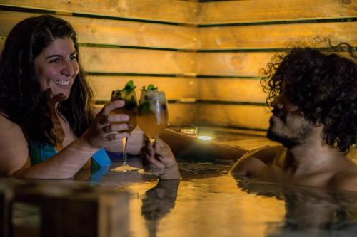 Lo Narváezにあるrincon sukhinoの水の中に飲み物を飲んでいる男性と女性