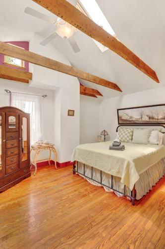 a bedroom with a bed and a wooden floor at Historic Downtown Gettysburg Entire Home with Free Parking in Gettysburg