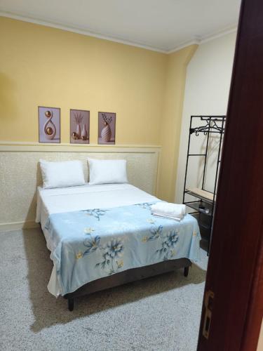 アラカジュにあるResidencial Laize & Lucasの青い毛布が掛けられたベッドのある寝室