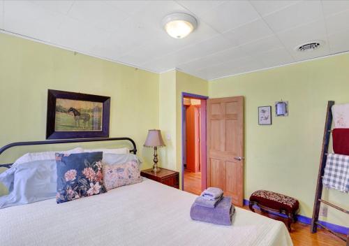 Postel nebo postele na pokoji v ubytování Historic Downtown Gettysburg Entire Home with Free Parking