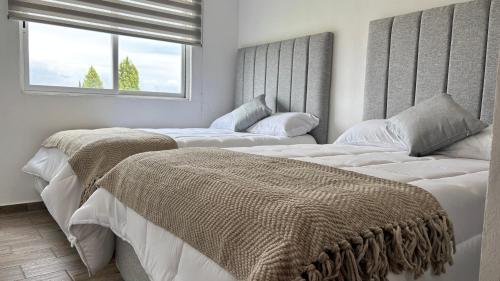 Ένα ή περισσότερα κρεβάτια σε δωμάτιο στο Bonito Departamento en Metepec