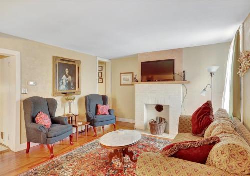 Posezení v ubytování Historic Downtown Gettysburg Entire Home with Free Parking