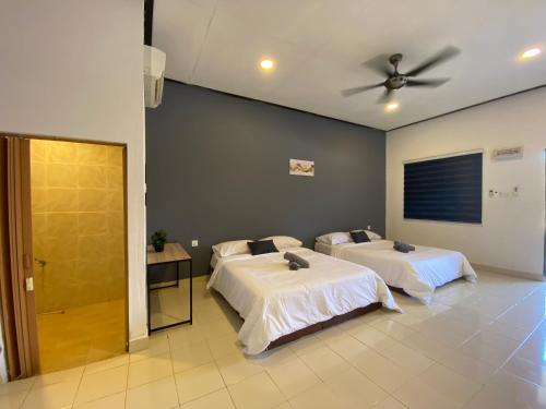 Postel nebo postele na pokoji v ubytování Bayu Cenang 4paxs