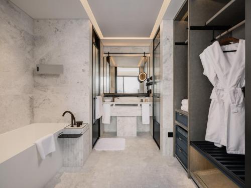 a bathroom with a tub and a sink at Shanghai Shang Ying CHAO Hotel in Shanghai