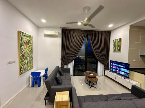 TV a/nebo společenská místnost v ubytování D pristine 4 bedder sea view condo opp legoland