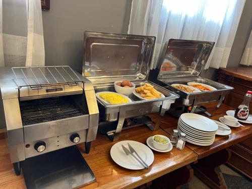 een tafel met twee schalen met eten en een grill bij Hotel Presidente Huancavelica - Asociado Casa Andina in Huancavelica