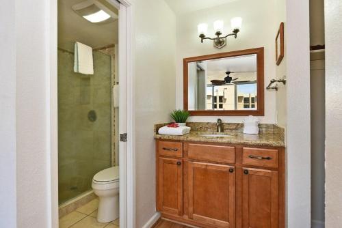 une salle de bain avec un lavabo, des toilettes et un miroir dans l'établissement Royal Kahana 1020 · RK 1020 BeachFront 2BD Condo w Ocean Views A, à Kahana