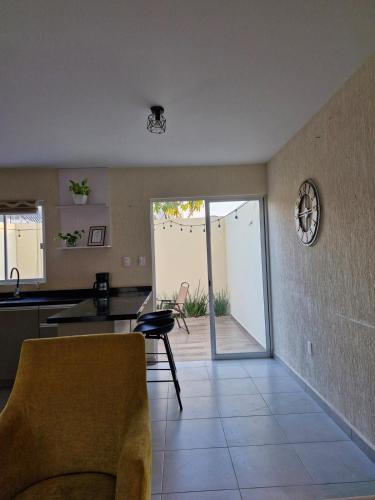 a kitchen and living room with a table and a chair at Casa Alta California in Tlajomulco de Zúñiga