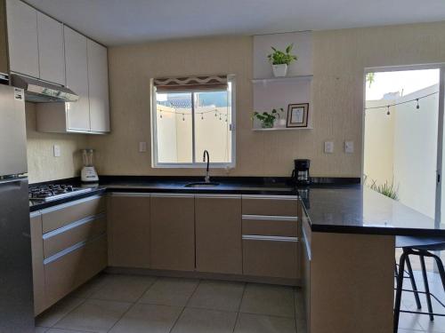 Een keuken of kitchenette bij Casa Alta California Pet Friendly